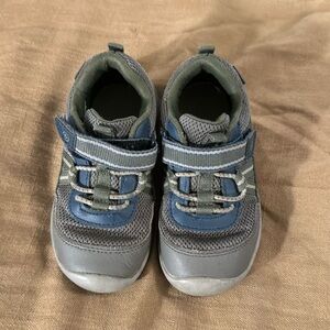 Jasper boys Velcro sneakers. Size 7m toddler